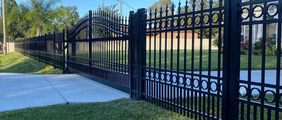 Speartop aluminum fence with driveway gate