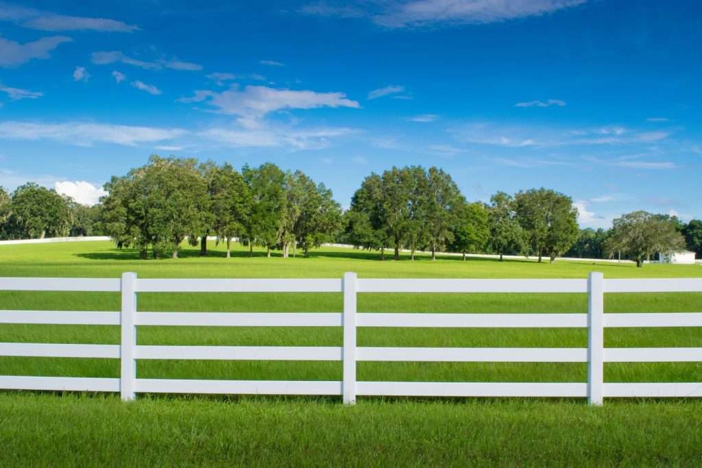 a white picket fence in ocala florida